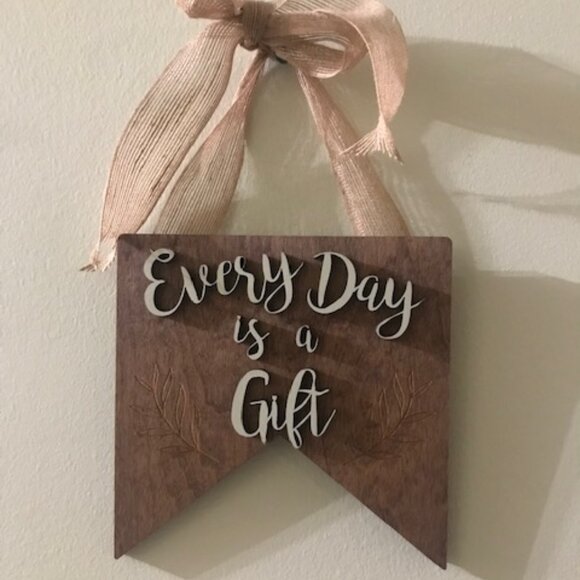 New “Every Day Is A Gift” Wood Wall Hanging Home Decor.  8x8" - Picture 1 of 2
